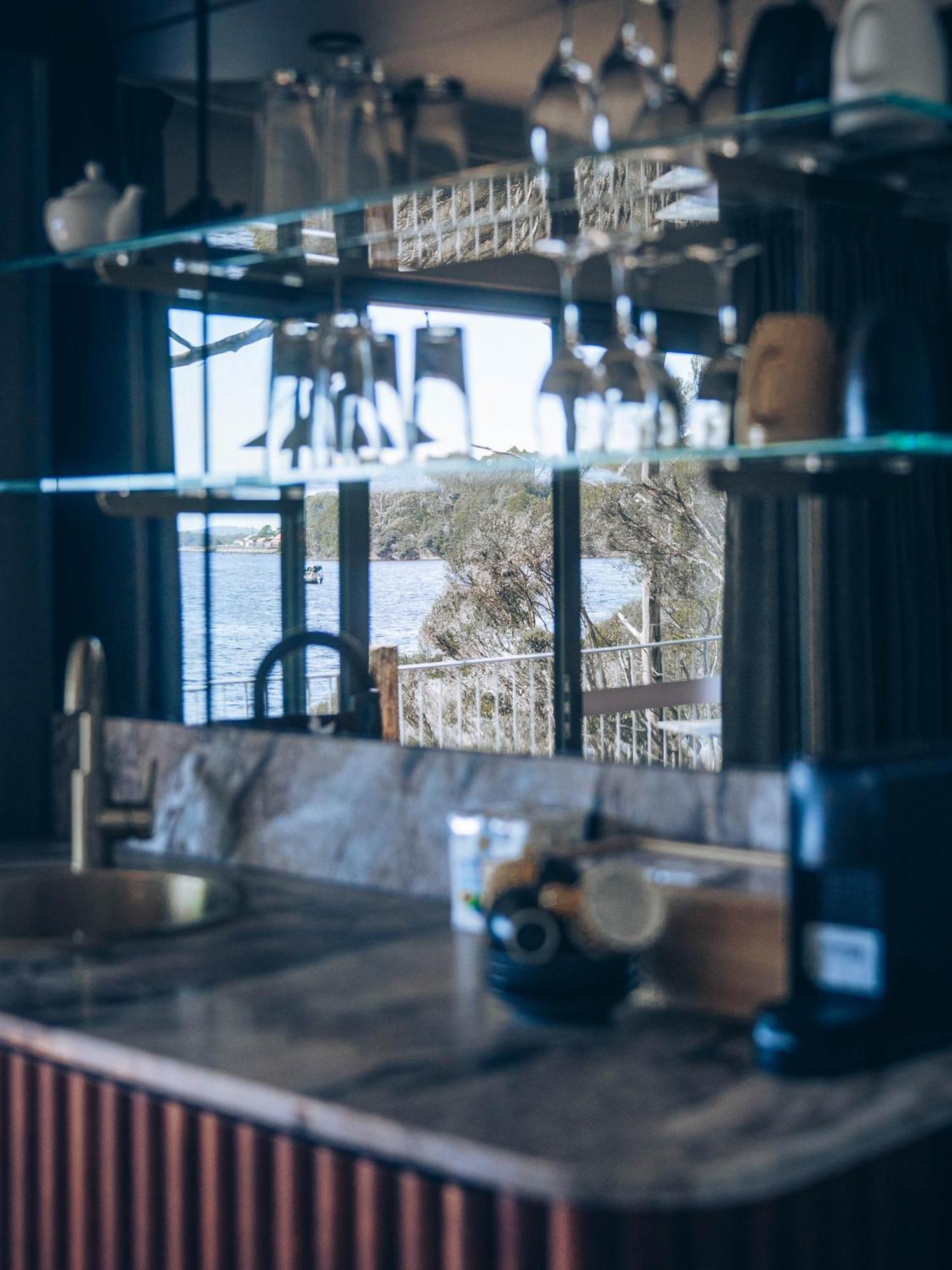 Risby Cove Boutique Hotel Strahan Eksteriør bilde